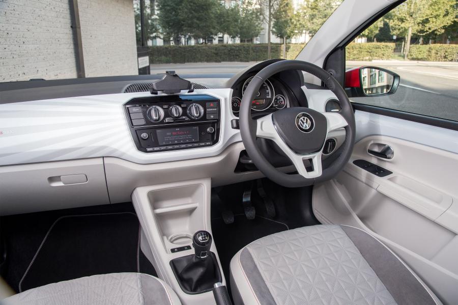 Торпедо Volkswagen up! beats 5-Door 2016 года  (UK) (фото 8 из 23)